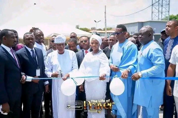 Iam_MrEben's tweet photo. Do you know that Apostle Arome Osayi has built a hundred bed hospital in Makurdi and has been offering free services since it was commissioned in 2024?

Since May 2024, the RCN Hospital & Medical Centre has served thousands of patients in Makurdi and offers medical services free of charge. 

This is apart from the regular Free medical outreaches their Medical team embarks upon. From prisons to IDP camps and even neighboring States. The hospital is staffed by medical experts who volunteer their time and medical expertise to assist the ailing!

Is this the man you are labeling an enemy of science, technology and machines. 
A man you claim is deceiving Nigerians to believe in prayer alone?😇