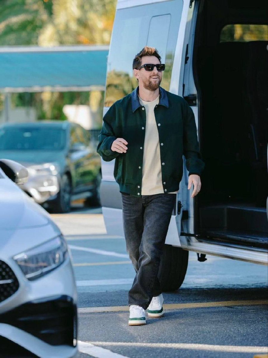 Masomo243's tweet photo. 🩵🤍👋🏼 Lionel Messi arrive au centre d'entraînement de l'Argentine pour la toute dernière fois en tant que joueur de l'équipe nationale.
C'est sa dernière visite avant le match d'adieu qui aura lieu mardi au stade Monumentál. 🇦🇷
#GoalSphere https://t.co/rhJxdqjkTY