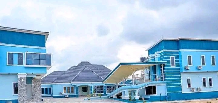 Iam_MrEben's tweet photo. Do you know that Apostle Arome Osayi has built a hundred bed hospital in Makurdi and has been offering free services since it was commissioned in 2024?

Since May 2024, the RCN Hospital & Medical Centre has served thousands of patients in Makurdi and offers medical services free of charge. 

This is apart from the regular Free medical outreaches their Medical team embarks upon. From prisons to IDP camps and even neighboring States. The hospital is staffed by medical experts who volunteer their time and medical expertise to assist the ailing!

Is this the man you are labeling an enemy of science, technology and machines. 
A man you claim is deceiving Nigerians to believe in prayer alone?😇