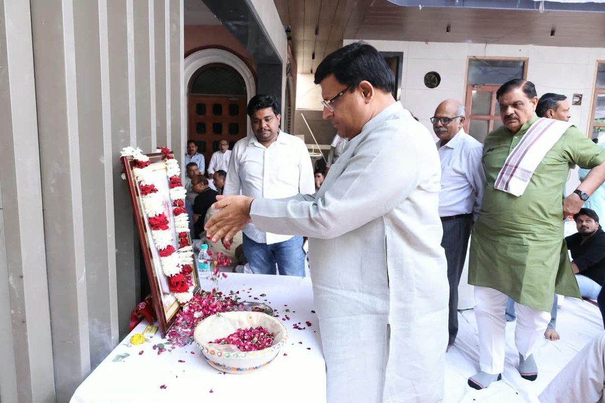 VipulGoelBJP's tweet photo. आज पलवल में भाजपा हरियाणा के प्रदेश उपाध्यक्ष एवं पूर्व विधायक श्री दीपक मंगला जी के आवास पर पहुँचकर उनके पूज्य पिताजी स्वर्गीय लाला वेद प्रकाश मंगला जी के निधन पर शोक संवेदना व्यक्त की तथा दिवंगत पुण्यात्मा को भावपूर्ण श्रद्धांजलि अर्पित की।

ईश्वर से प्रार्थना है कि दिवंगत पुण्यात्मा को अपने श्रीचरणों में स्थान दें एवं शोकाकुल परिवार को संबल प्रदान करें।

ॐ शांति। 🙏