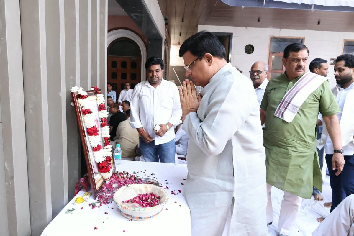VipulGoelBJP's tweet photo. आज पलवल में भाजपा हरियाणा के प्रदेश उपाध्यक्ष एवं पूर्व विधायक श्री दीपक मंगला जी के आवास पर पहुँचकर उनके पूज्य पिताजी स्वर्गीय लाला वेद प्रकाश मंगला जी के निधन पर शोक संवेदना व्यक्त की तथा दिवंगत पुण्यात्मा को भावपूर्ण श्रद्धांजलि अर्पित की।

ईश्वर से प्रार्थना है कि दिवंगत पुण्यात्मा को अपने श्रीचरणों में स्थान दें एवं शोकाकुल परिवार को संबल प्रदान करें।

ॐ शांति। 🙏