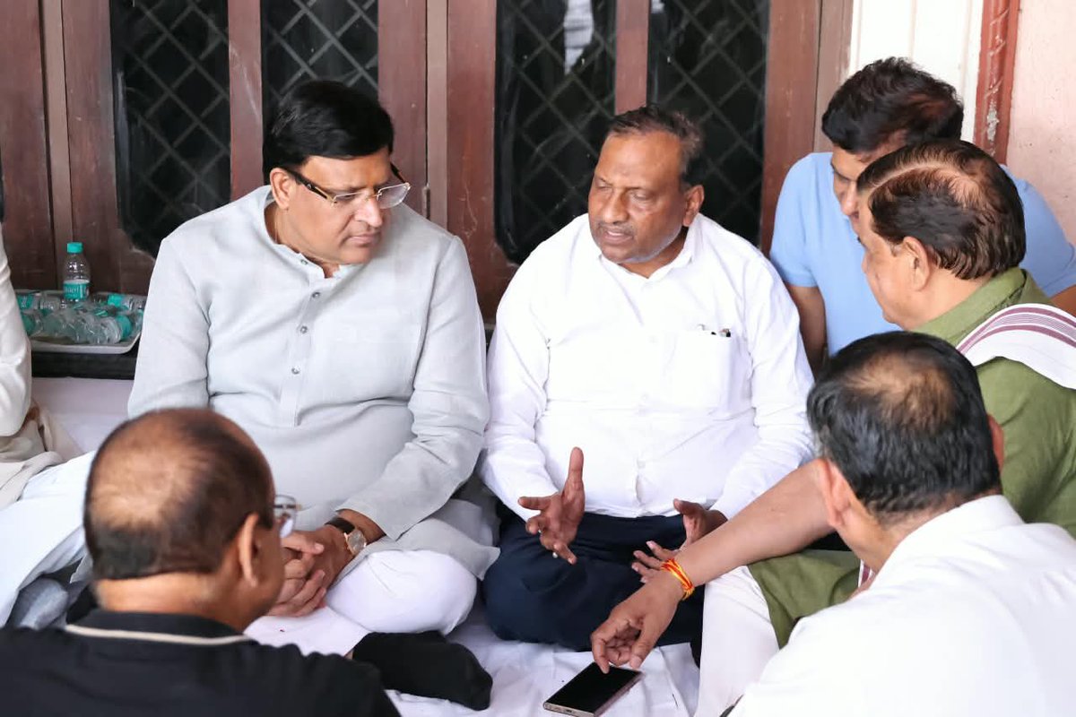 VipulGoelBJP's tweet photo. आज पलवल में भाजपा हरियाणा के प्रदेश उपाध्यक्ष एवं पूर्व विधायक श्री दीपक मंगला जी के आवास पर पहुँचकर उनके पूज्य पिताजी स्वर्गीय लाला वेद प्रकाश मंगला जी के निधन पर शोक संवेदना व्यक्त की तथा दिवंगत पुण्यात्मा को भावपूर्ण श्रद्धांजलि अर्पित की।

ईश्वर से प्रार्थना है कि दिवंगत पुण्यात्मा को अपने श्रीचरणों में स्थान दें एवं शोकाकुल परिवार को संबल प्रदान करें।

ॐ शांति। 🙏