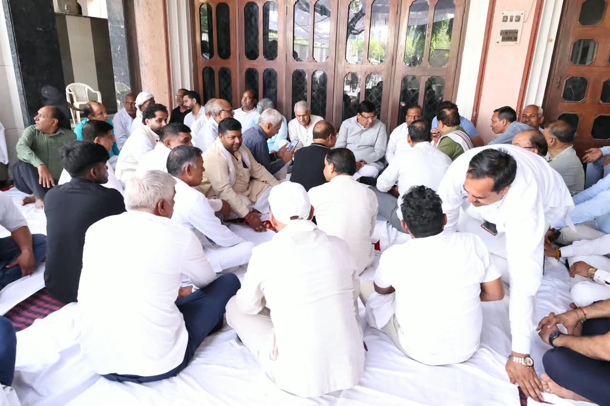 VipulGoelBJP's tweet photo. आज पलवल में भाजपा हरियाणा के प्रदेश उपाध्यक्ष एवं पूर्व विधायक श्री दीपक मंगला जी के आवास पर पहुँचकर उनके पूज्य पिताजी स्वर्गीय लाला वेद प्रकाश मंगला जी के निधन पर शोक संवेदना व्यक्त की तथा दिवंगत पुण्यात्मा को भावपूर्ण श्रद्धांजलि अर्पित की।

ईश्वर से प्रार्थना है कि दिवंगत पुण्यात्मा को अपने श्रीचरणों में स्थान दें एवं शोकाकुल परिवार को संबल प्रदान करें।

ॐ शांति। 🙏