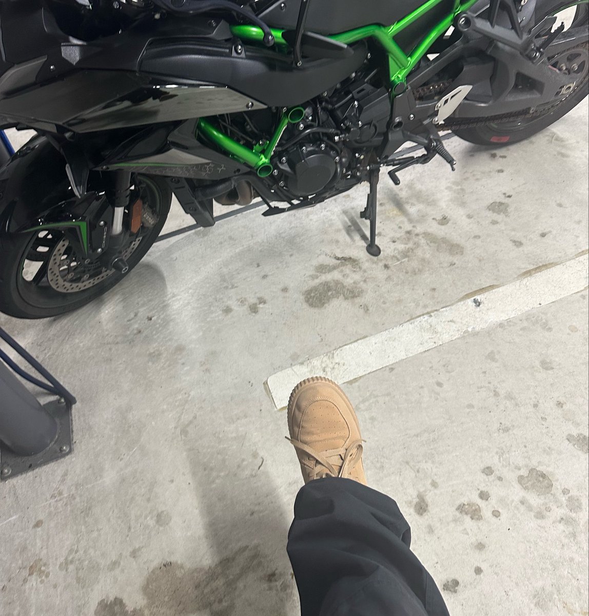 ____atsub's tweet photo. 新しいバイクと新しいくつ https://t.co/J3vfDP8QXL