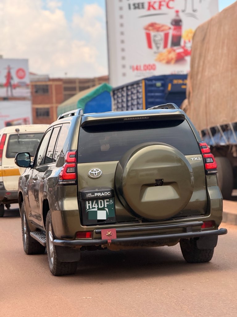 nasser_Ug1's tweet photo. At what rank in the army do they give you a car with a star like this? 👀😂 

Someone educate me. https://t.co/06hFV1j3Rj