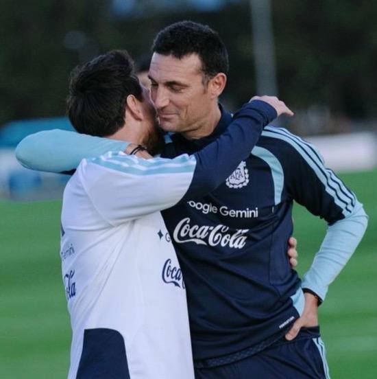 Masomo243's tweet photo. 🫂🇦🇷 Leo Messi, participant à l'une des dernières séances d'entraînement en tant que joueur de l'équipe nationale argentine.
#GoalSphere https://t.co/GelnrT2LBo