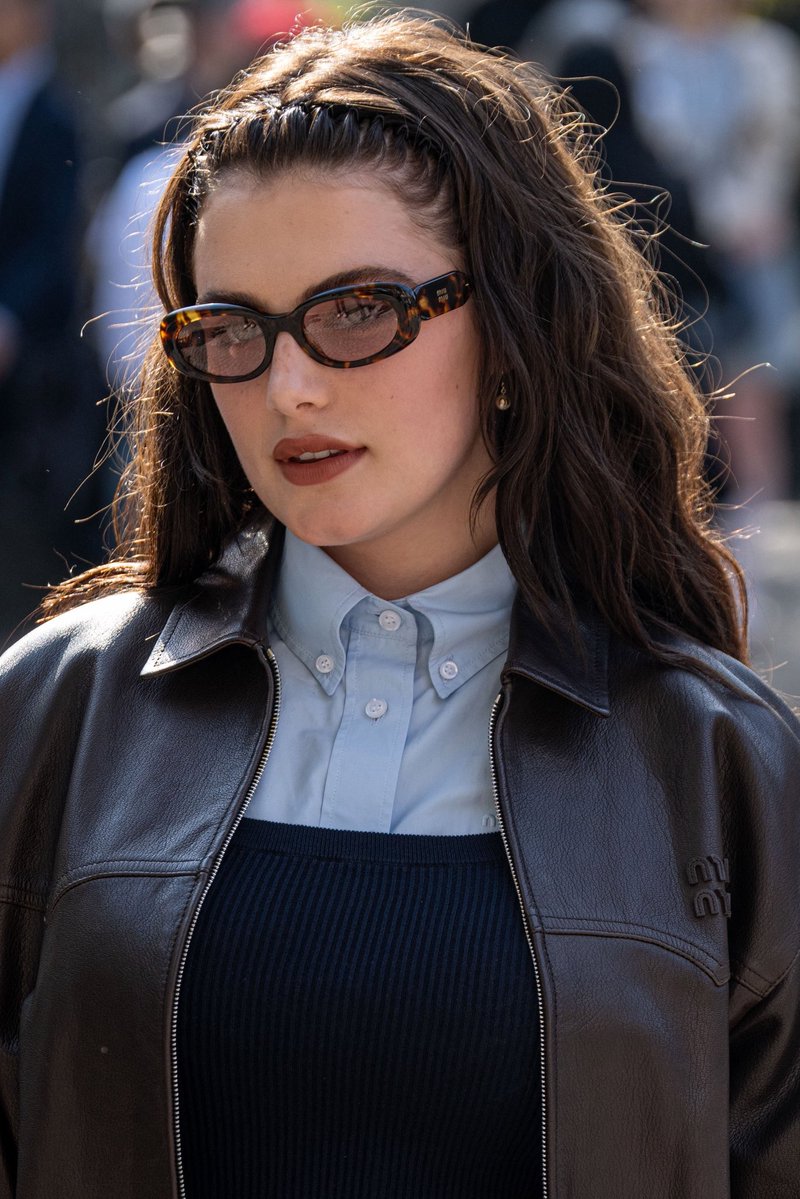 ellabrightbra's tweet photo. Rosto importantíssimo! 🌟 Novas fotos de Ella Bright deixando o desfile da Miu Miu durante a PFW, ontem (04), em Paris. https://t.co/BzBRzSAqLa