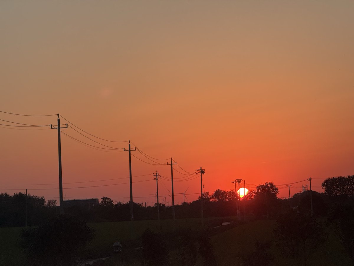 sweetheartbot's tweet photo. 是夕阳🌇啊… https://t.co/QWLux9VR7Z