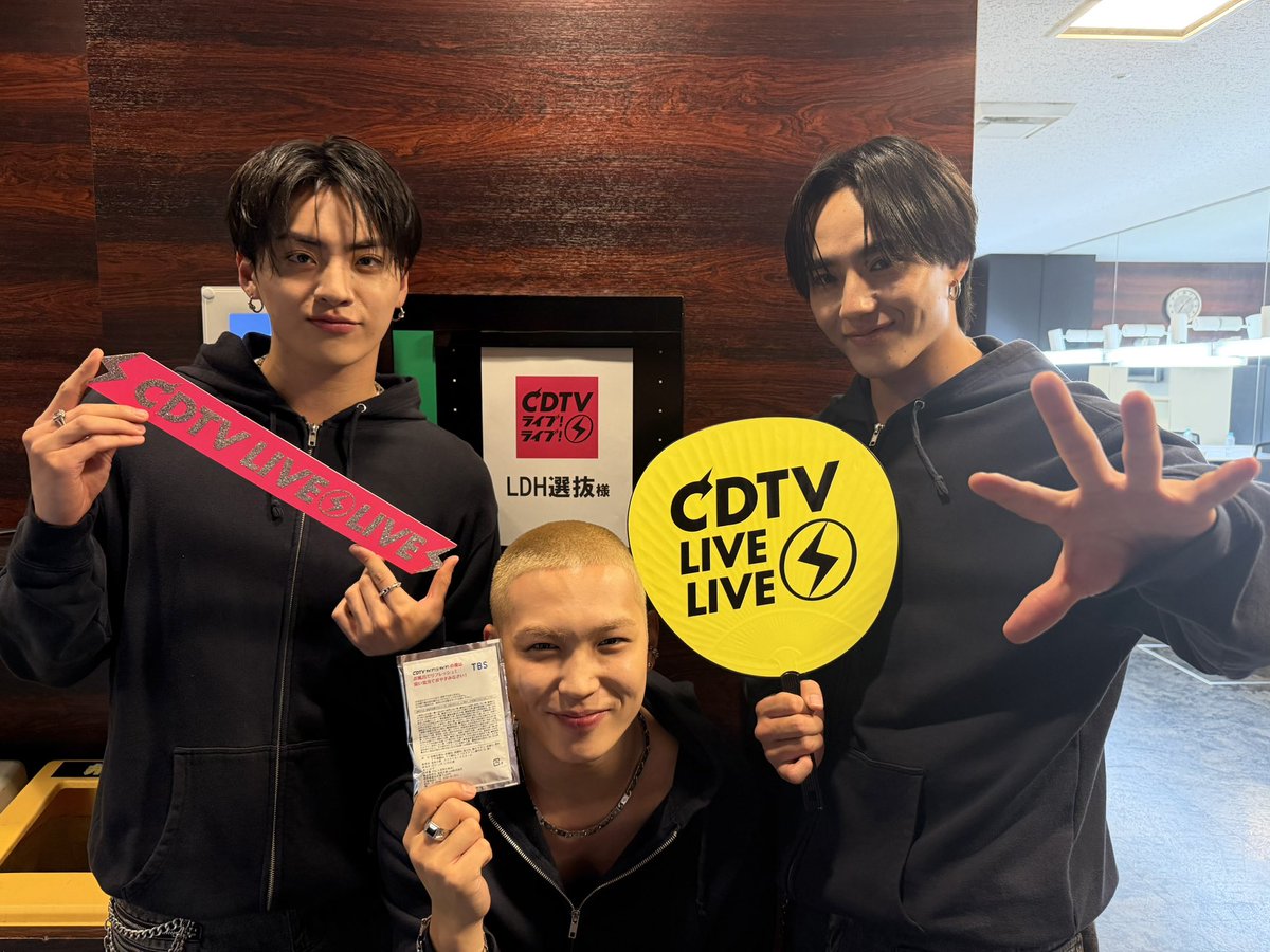 tjbb_'s tweet photo. ／
📺このあと19:00~ O.A.
TBS「CDTVライブ！ライブ！」
＼

"踊ってみた企画" #LDH選抜 として
HINATA/TAKI/NOSUKE が出演🚀
@Hinata_sslux4
 
@taki_kojima
 
@NOSUKE_good

ILLITさんの「It's Me」 をパフォーマンス✨

ぜひご覧ください❤️‍🔥
⁡
@TBSCDTV
#CDTVライブライブ
#TJBB #THEJETBOYBANGERZ https://t.co/G45HN0PQyf