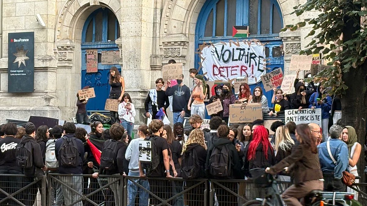 CerfiaFR's tweet photo. 🚨🇫🇷 FLASH | 413 établissements scolaires ont fait ou font l’objet d’actions ou de perturbations depuis le début de la journée en France, selon le ministère de l’Éducation nationale.

C’est 27 % de moins que vendredi à la même heure (564 établissements) et 32 % de moins que jeudi (610).