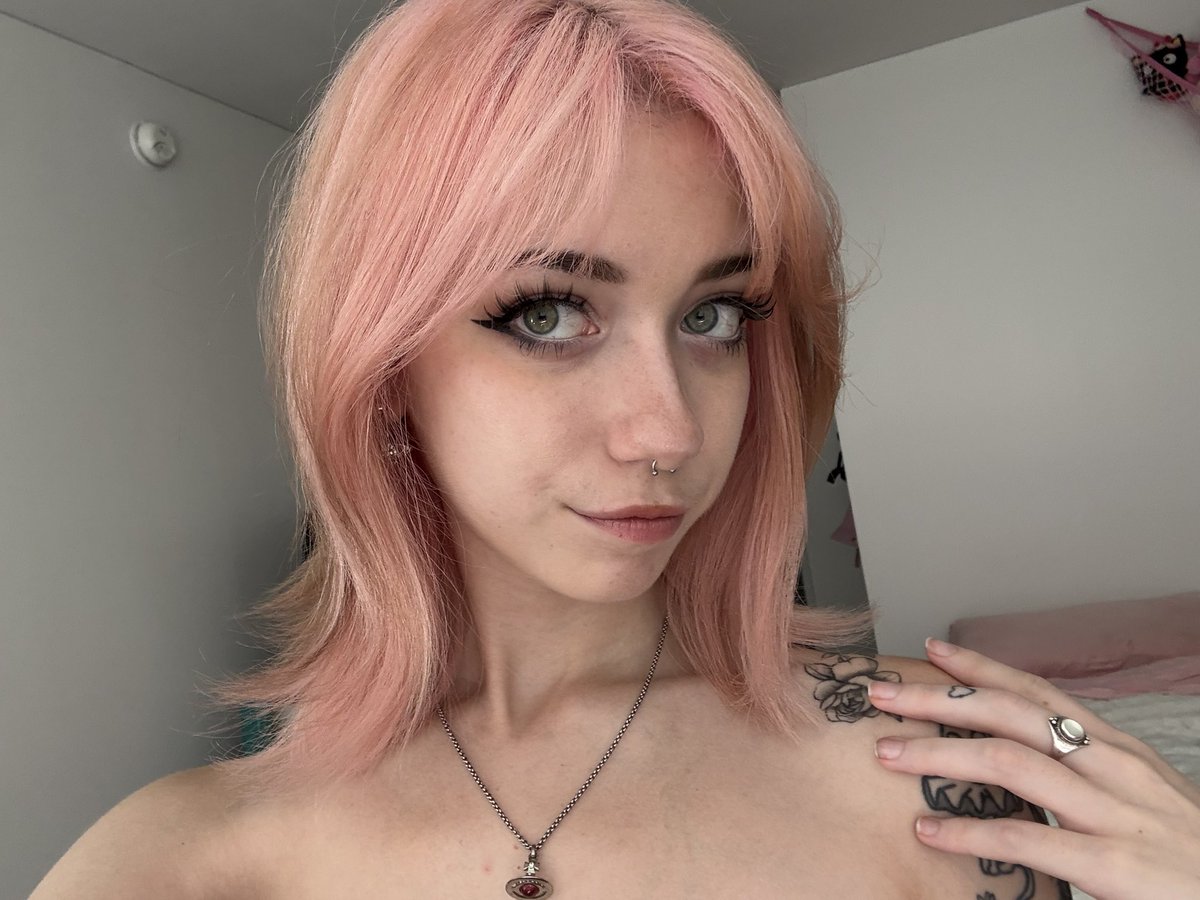 jadeluvii's tweet photo. Vibing with tha pink hair 😩 https://t.co/ovKeMfGliv