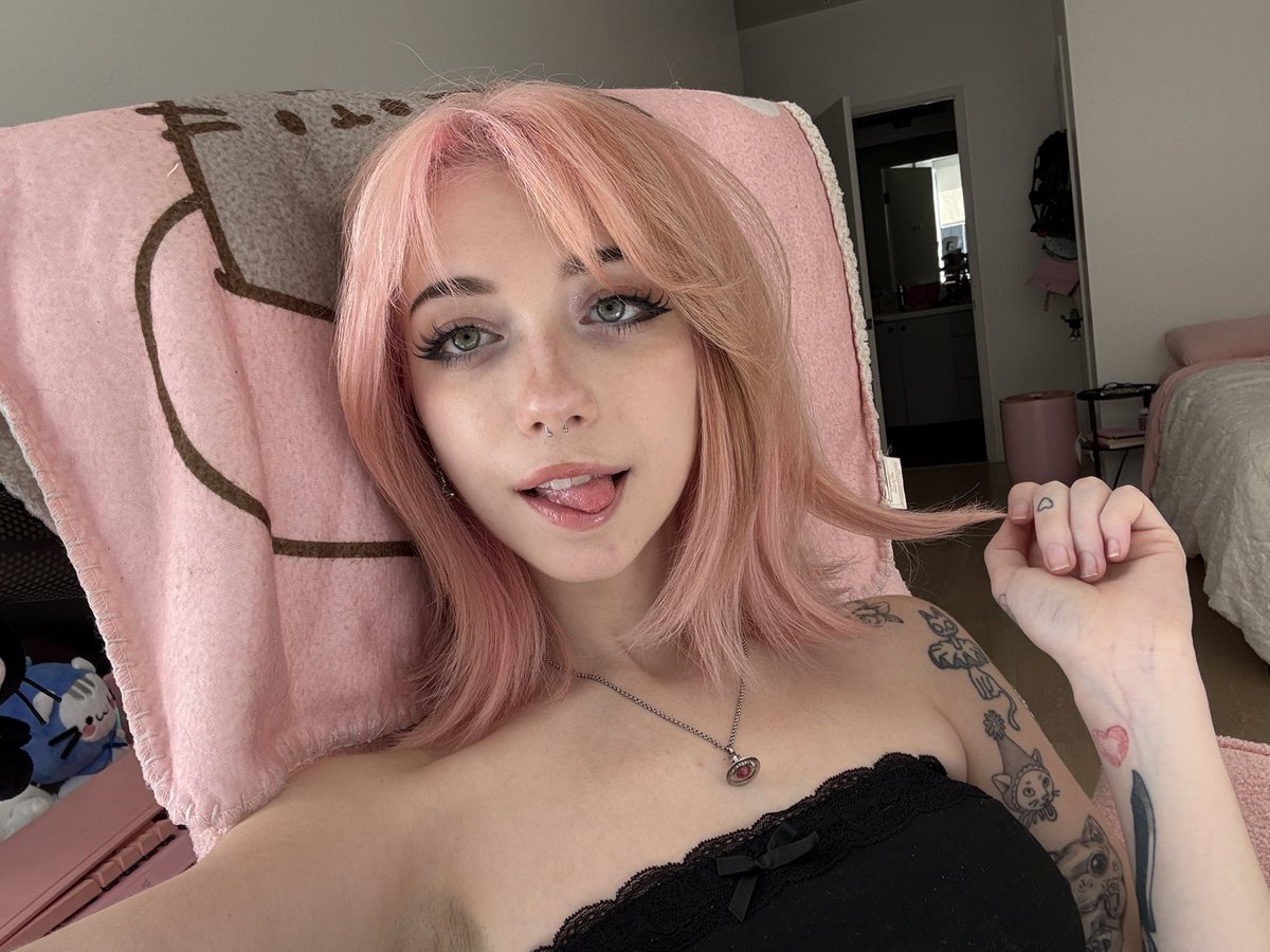 jadeluvii's tweet photo. Vibing with tha pink hair 😩 https://t.co/ovKeMfGliv