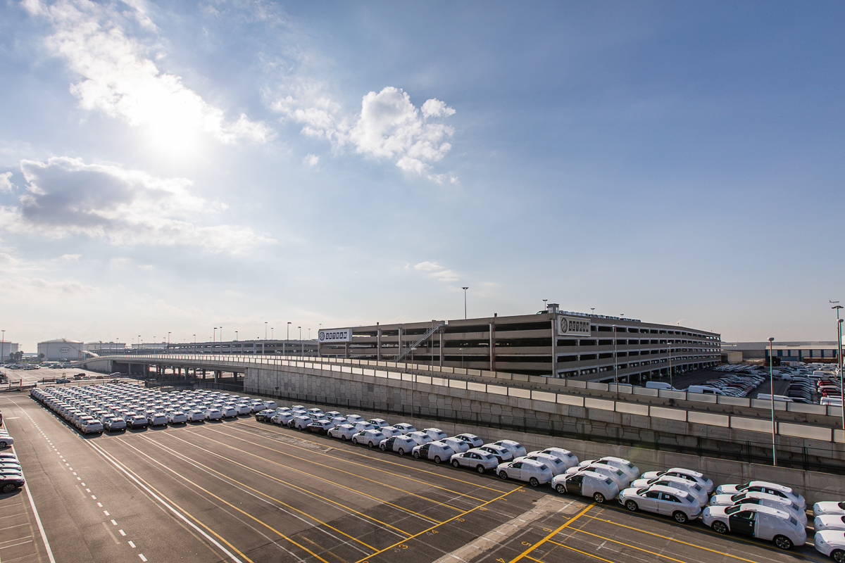 _setram's tweet photo. SETRAM fue fundada en 1982 con una pequeña flota de camiones y ha evolucionado significativamente hasta la actualidad, incluyendo la apertura de la terminal de vehículos del Puerto de Barcelona en 1988. Esta trayectoria histórica demuestra la capacidad de crecimiento y adaptación https://t.co/JSlFnMBltX
