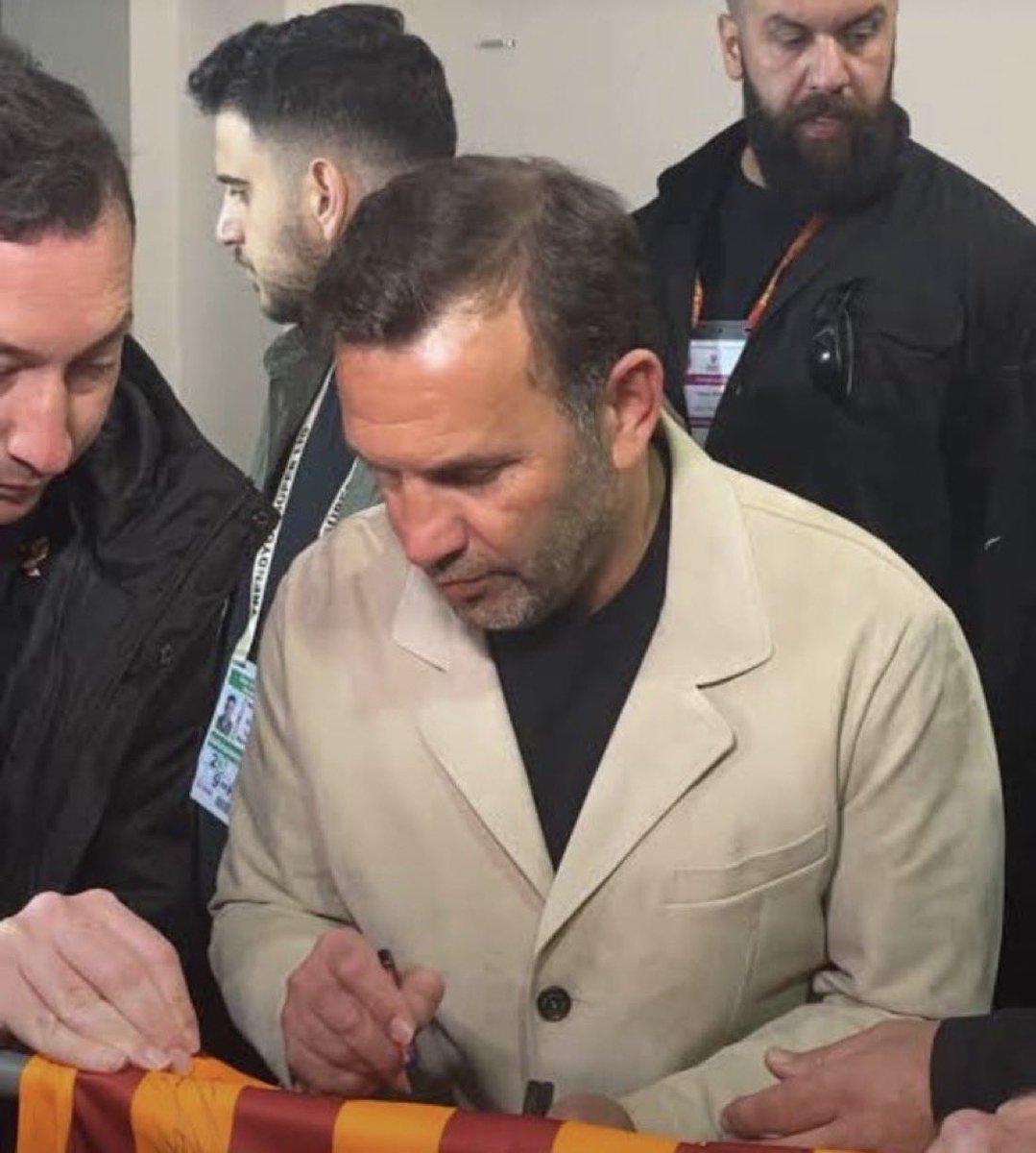 DenizAkkaya__'s tweet photo. Bunu unutmamak lazım. Okan’ın hiç tarzı olmamasına rağmen neden böyle bir palto giydi? O da Bebek otel mevzuları patladığında bunu giymişti. Örgüt arası iletişim bu. https://t.co/Ugb052Bi38