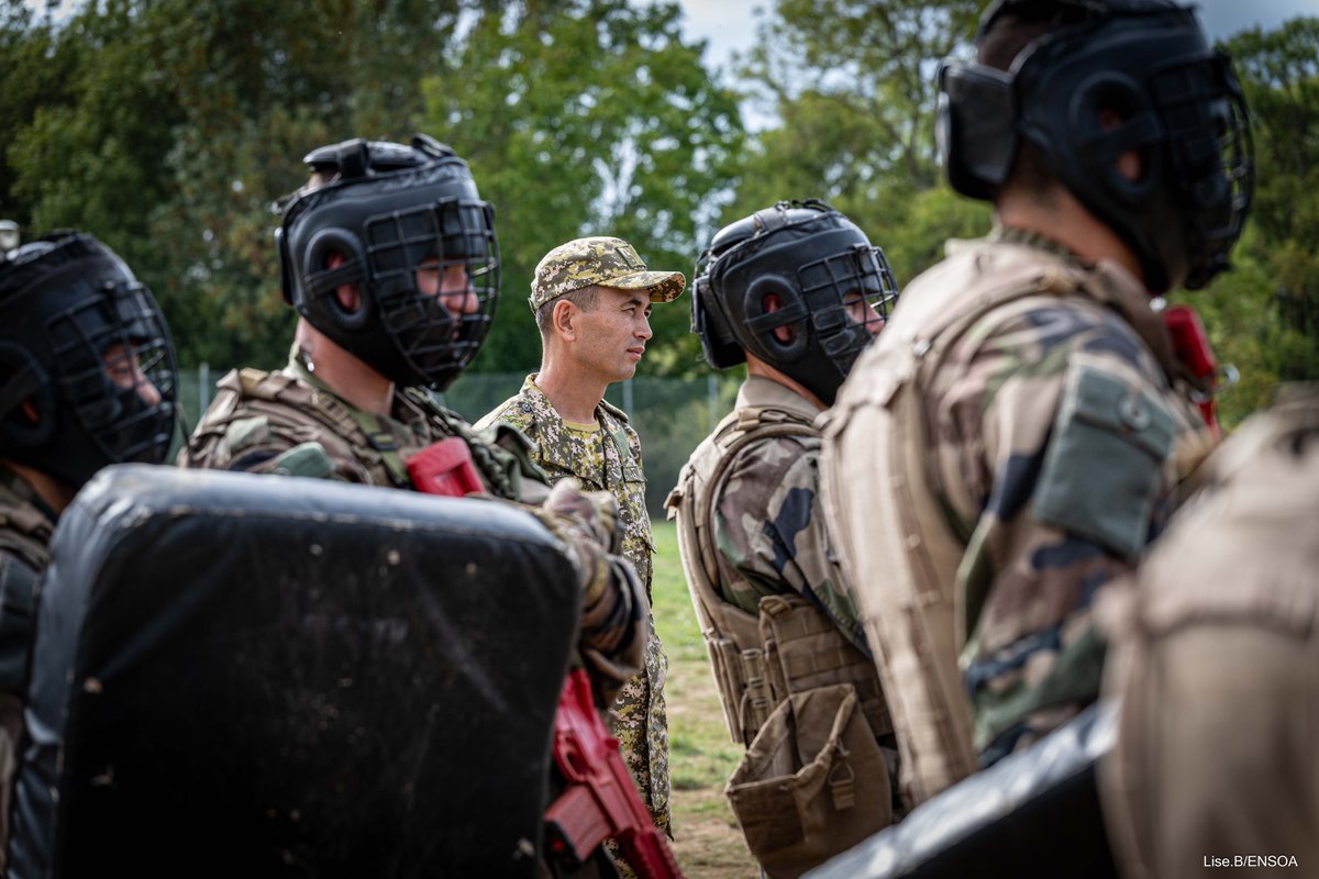 ENSOAOfficiel's tweet photo. 🇫🇷🤝🇰🇬 Le modèle du sous-officier français rayonne au-delà de nos frontières. Cette semaine, l’ENSOA a accueilli une délégation du Kirghizistan : échanges de savoir-faire, partage d’expériences et découverte du modèle de formation français. https://t.co/y2nhb3UM5H