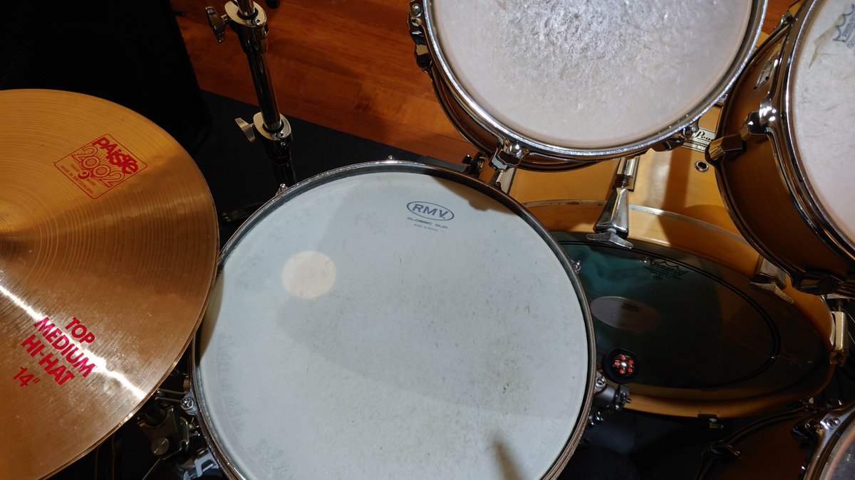 MDrumer83's tweet photo. 他の方がスタジオ行ったポスト見ると、練習したくなるタイプのドラマーなんですが、似たようなお方のために週末の1人スタジオで撮った1枚あげときますね。 https://t.co/IQmRJasyIE