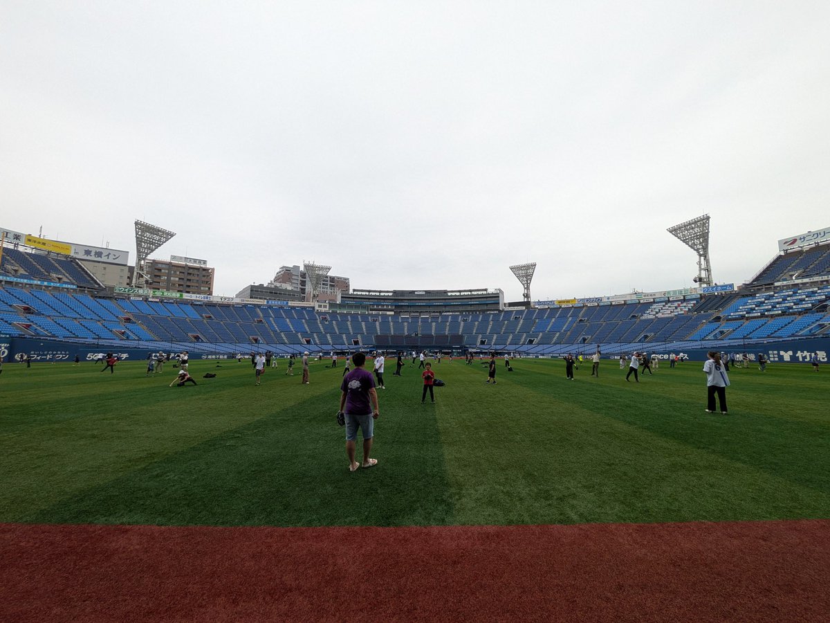 recurrent_life's tweet photo. 横浜スタジアムは本当に公園なので日程は限定されていますが、無料で気軽に入れる https://t.co/kbq9Br5cqT