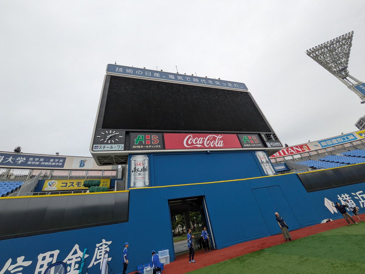 recurrent_life's tweet photo. 横浜スタジアムは本当に公園なので日程は限定されていますが、無料で気軽に入れる https://t.co/kbq9Br5cqT