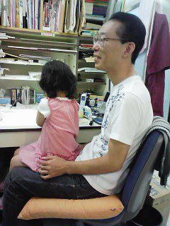 ricca_comic's tweet photo. これはR2キャラデザ中のスタジオのパパ
中田さんと千羽さんが撮ってくださった貴重な写真

なんかもういろいろ家族が巻き込まれすぎて
家業がギアスだったわ

どうぞこれからも末長く健やかにシリーズが続きますように https://t.co/ChiymPjUKZ