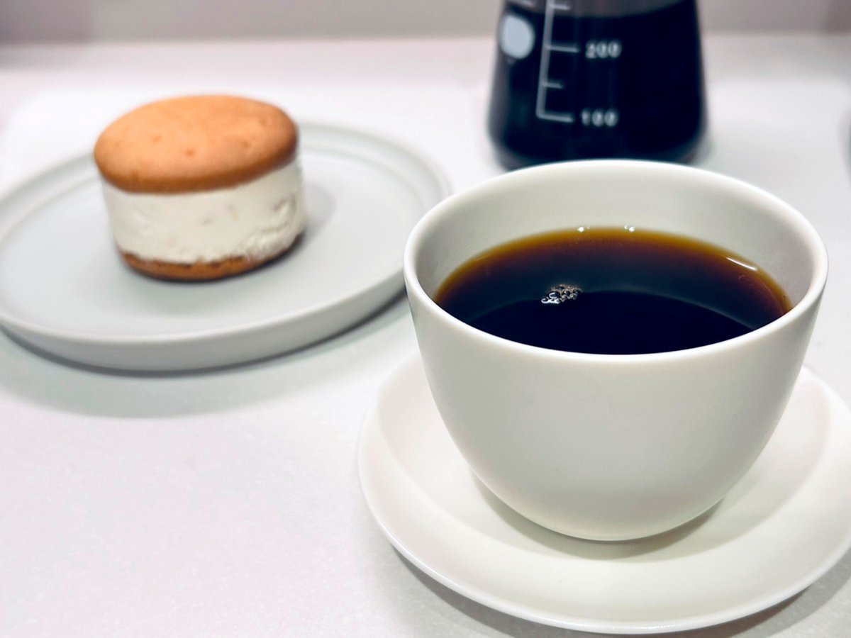 HIGHFIVE_COFFEE's tweet photo. 夜コーヒーとおやつ

ローソン「しっとりラムレーズンサンド」

発酵バターの風味とラムレーズンの味わいが良く、しっとり生地と柔らかクリームが口どけなめらかで美味しい

コーヒーはGuatemala Antigua La Esmeralda🇬🇹
爽やかな飲み口で甘み広がる
今日もお疲れ様です https://t.co/aIpJOuSAKp