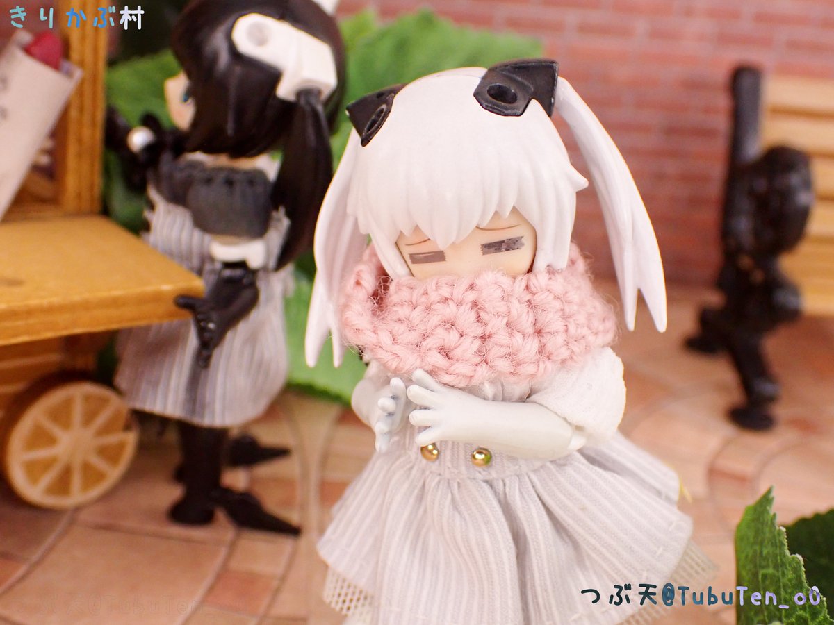 TubuTen_oO's tweet photo. 「おそと ちょっとさむい……」

久しぶりにやってきた、お散歩のチャンス！
……だったけれど、風がなかなか肌寒かったようす……💦

「やきいも、はんぶんこしよ！✨️」
「やったー！✨️」

寒くたって雨だって、楽しいことは いーっぱい！
ベンチに座ってのんびり、秋の味を楽しんだよ🍠✨️ https://t.co/wZJqDtyH9F