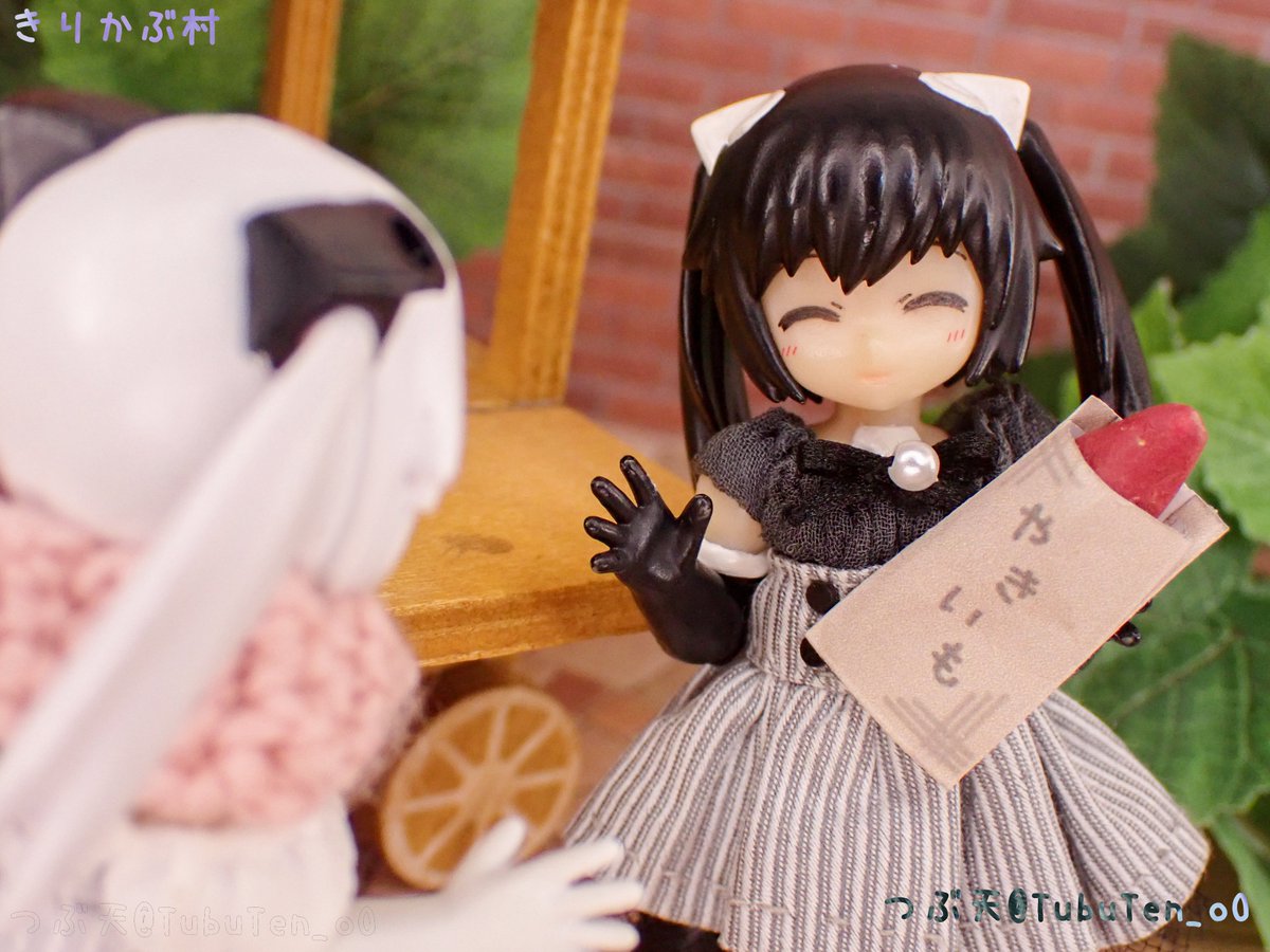 TubuTen_oO's tweet photo. 「おそと ちょっとさむい……」

久しぶりにやってきた、お散歩のチャンス！
……だったけれど、風がなかなか肌寒かったようす……💦

「やきいも、はんぶんこしよ！✨️」
「やったー！✨️」

寒くたって雨だって、楽しいことは いーっぱい！
ベンチに座ってのんびり、秋の味を楽しんだよ🍠✨️ https://t.co/wZJqDtyH9F