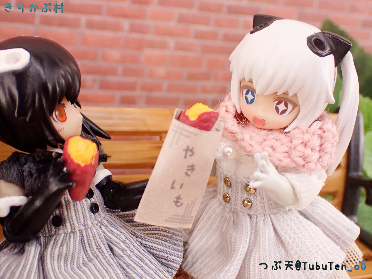 TubuTen_oO's tweet photo. 「おそと ちょっとさむい……」

久しぶりにやってきた、お散歩のチャンス！
……だったけれど、風がなかなか肌寒かったようす……💦

「やきいも、はんぶんこしよ！✨️」
「やったー！✨️」

寒くたって雨だって、楽しいことは いーっぱい！
ベンチに座ってのんびり、秋の味を楽しんだよ🍠✨️ https://t.co/wZJqDtyH9F