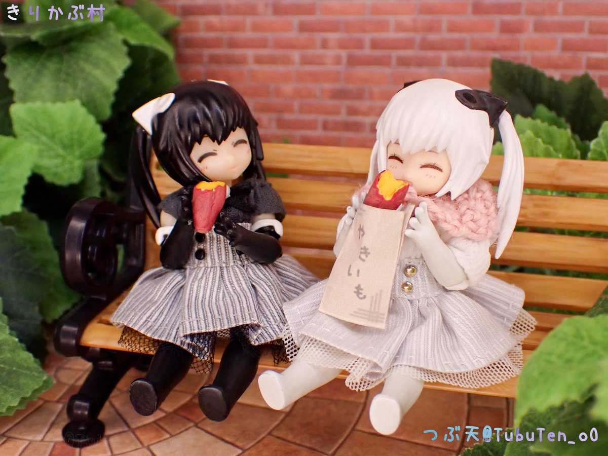 TubuTen_oO's tweet photo. 「おそと ちょっとさむい……」

久しぶりにやってきた、お散歩のチャンス！
……だったけれど、風がなかなか肌寒かったようす……💦

「やきいも、はんぶんこしよ！✨️」
「やったー！✨️」

寒くたって雨だって、楽しいことは いーっぱい！
ベンチに座ってのんびり、秋の味を楽しんだよ🍠✨️ https://t.co/wZJqDtyH9F