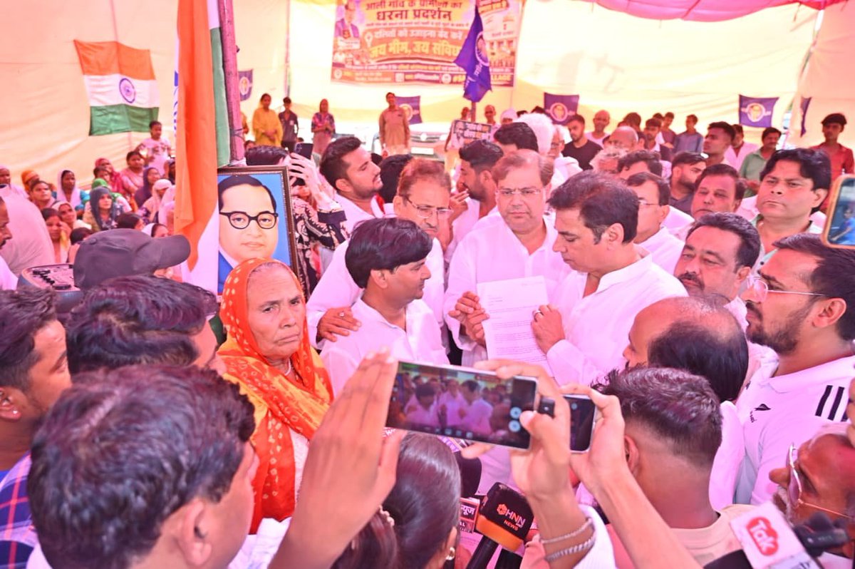 devendrayadvinc's tweet photo. दिल्ली के गरीबों और दलितों की बस्तियों पर बुल्डोजर चलाना ही भाजपा का मूलमंत्र बन चुका है। 

आज दिल्ली कांग्रेस सह-प्रभारी @danishabrar2016 जी और अन्य साथियों के साथ आली गांव में आशियाने उजाड़े जाने के खिलाफ जनता के बीच पहुंचकर स्थानीय निवासियों के समर्थन में आवाज बुलंद की। 

कांग्रेस, भाजपा की इस दमनकारी नीति के खिलाफ पूरी मजबूती से लड़ेगी और आली गाँव के लोगों के साथ अन्याय नहीं होने देगी। 

जय भीम! जय संविधान!

#SaveAliVillage