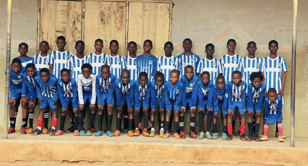 KitAid's tweet photo. 🇳🇬⚽ Amazing to see this fantastic mix of kit arrive in Lagos, Nigeria! 🌍❤️

A huge thank you Rochester United FC, Folkestone Dynamo and Loose Lions for donating the boots and helping put smiles on faces! 👟🙌

The Team Fico players have absolutely loved receiving the kit ⚽ https://t.co/095HNpGssL