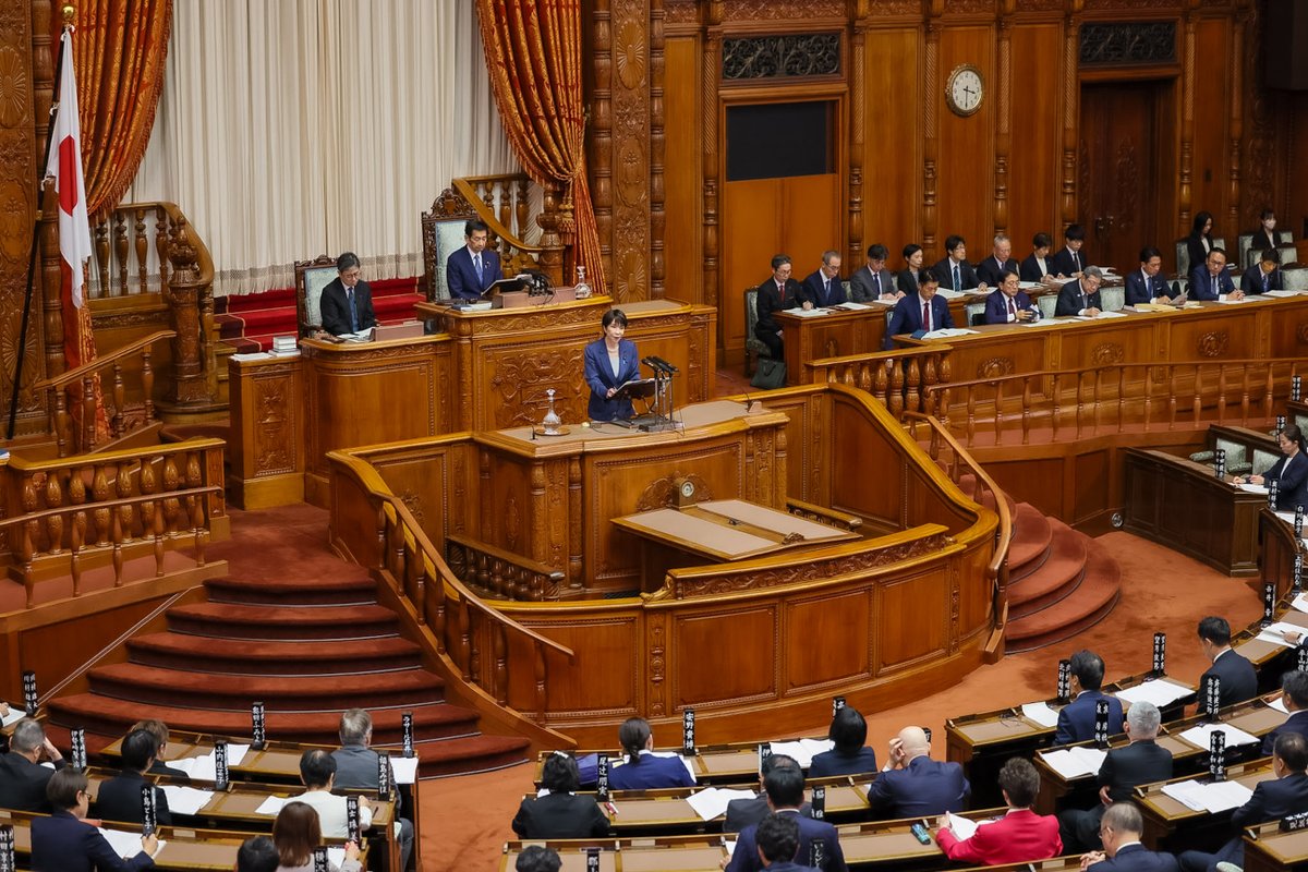takaichi_sanae's tweet photo. 本日、第222回国会（臨時国会）が開会し、衆議院・参議院両院の本会議で、所信表明演説を行いました。

「志ある者は、事竟に成る。���

高市内閣は、「経世済民」の志を貫き、時代の変化から決して目を背けることなく、必要な政策については躊��なく決断し、果敢に挑戦してまいります。

そして、決断したことを、決めただけで終わらせることはありません。

挑戦を政策に、政策を成果に変え、その成果が全国津々浦々に行き渡るまで、責任を持って「実行」してまいります。

「日本列島を、強く豊かに。」

日本列島の隅々まで活発な経済活動が行き渡り、国民の皆様お一人おひとりが安心して安全に暮らせる、そして希望を持って前進できる国を築いてまいります。

そして、より強く、より豊かで、誇り高い日本を、次の世代へ引き継ぐ。その使命のために、歩みを止めることはありません。

「決断、挑戦、実行。」、「決断、挑戦、実行。」

国民の皆様に実感いただける確かな成果を、積み重ねてまいります。

（参考）所信表明演説（官邸HP）
https://t.co/GQ8cNzAmWd