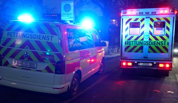 HLlive's tweet photo. Eskalation in der Altstadt: Zwei Schwerverletzte und Angriffe auf Sanitäter dlvr.it/TVn82b #Eskalation #Altstadt #Lübeck #Sanitäter #Polizei https://t.co/9a4xDJRHxh