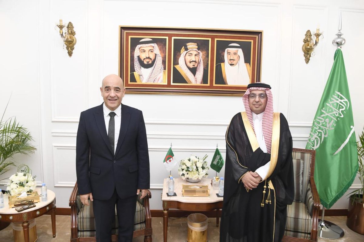 DZconsulateJED's tweet photo. بتاريخ 22/09/2026 التقى مدير عام فرع وزارة الخارجية بمنطقة مكة المكرمة فريد بن سعد الشهري، في جدة اليوم، معالي القنصل العام للجمهورية الجزائرية الديمقراطية الشعبية، محمد الحبيب زهانة.
وجرى خلال اللقاء تبادل الأحاديث الودية، ومناقشة عدد من الموضوعات ذات الاهتمام المشترك. https://t.co/mJuluXJT6d