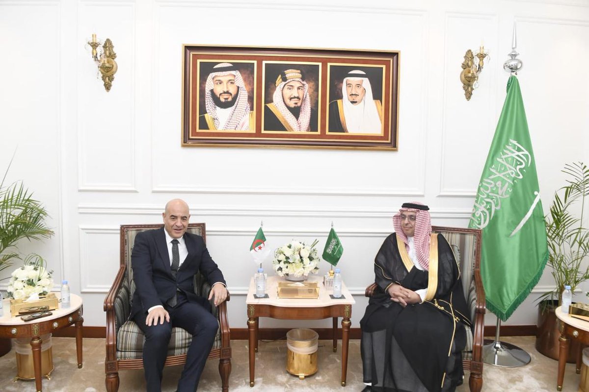 DZconsulateJED's tweet photo. بتاريخ 22/09/2026 التقى مدير عام فرع وزارة الخارجية بمنطقة مكة المكرمة فريد بن سعد الشهري، في جدة اليوم، معالي القنصل العام للجمهورية الجزائرية الديمقراطية الشعبية، محمد الحبيب زهانة.
وجرى خلال اللقاء تبادل الأحاديث الودية، ومناقشة عدد من الموضوعات ذات الاهتمام المشترك. https://t.co/mJuluXJT6d