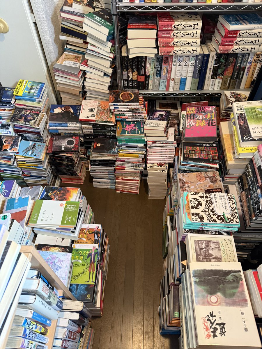 VZlHaHj18EPuhct's tweet photo. 家族が私を病院に連れて行こうとしたので理由を聞くと、これだった…
「違う！違う！若年性認知症じゃない！同じ本を何冊も買ってしまうのは、本好きあるあるなのよー！」 https://t.co/PamPVjkaWG