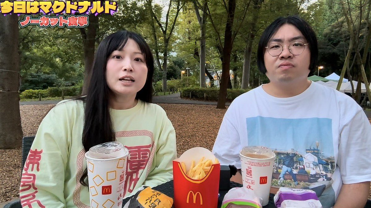 kiyopo1010's tweet photo. 気づいたら学生の頃の話してました。
食べ終わったら夜になってました🍔 https://t.co/K4CR4sWn8M