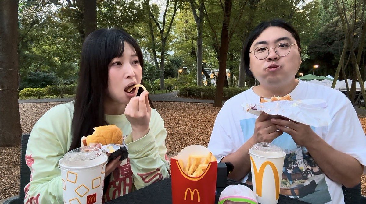 kiyopo1010's tweet photo. 気づいたら学生の頃の話してました。
食べ終わったら夜になってました🍔 https://t.co/K4CR4sWn8M