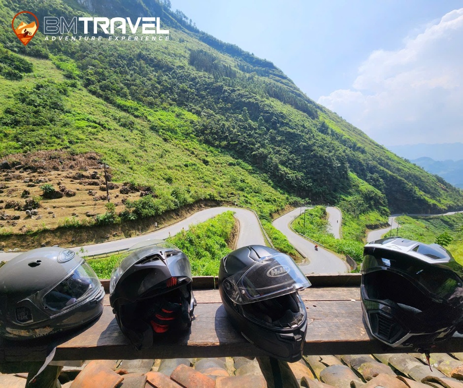 rizeli4141's tweet photo. Most riders come for Ma Pi Leng, but Tham Ma Pass is a must. Between Yen Minh and Dong Van, its tight bends, karst cliffs, and deep valleys offer the first true taste of the Dong Van Plateau. Short but demanding, it prepares you for the rest of the https://t.co/b1tFHV4u9X