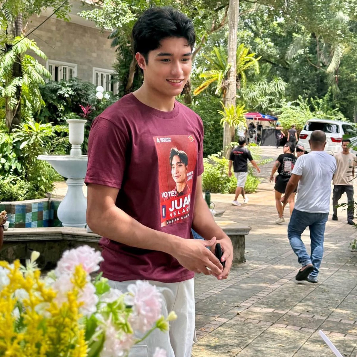 draculaura_jf's tweet photo. wait the maroon shirt is giving matatapang matatalino walang takot kahit kanino 😂 https://t.co/pqFGJdOSky