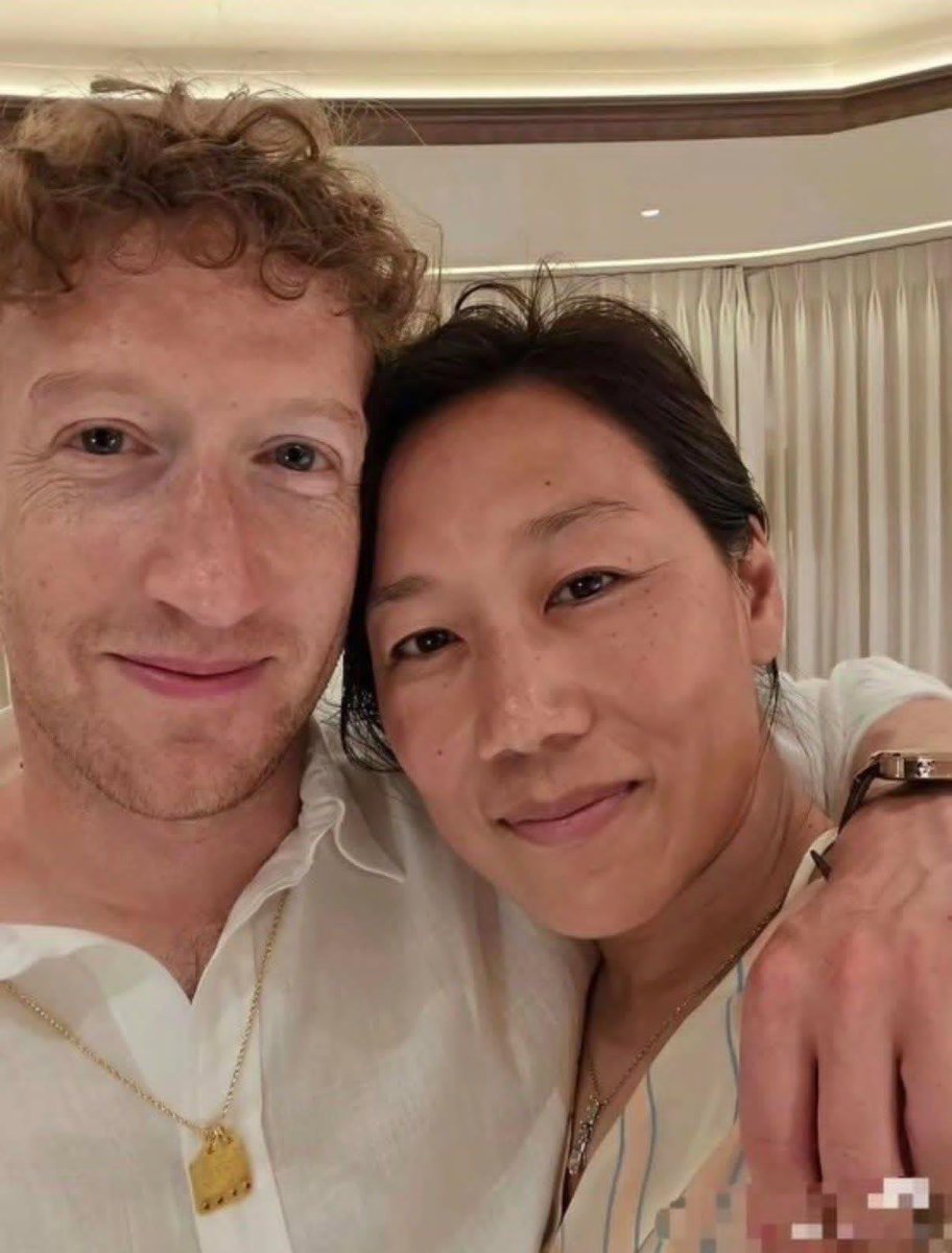 EPSNtrIco's tweet photo. Marc Zuckerberg et sa femme. 
Milliardaire mais femme naturelle , toi pauvre, fille d’un pauvre c’est toi qui nous derange avec ton visage remplis de make up. Appréciez la beauté de l’épouse de Marc https://t.co/MeI662kiS0