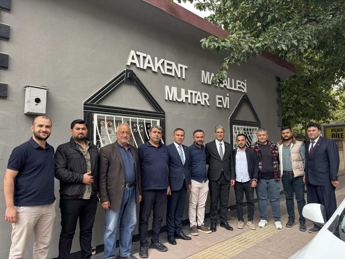 urfayeniparti's tweet photo. İl Başkanımız Ecz. Bozan Sürücü, Karaköprü İlçe Başkanımız Av. Ethem Kaya ve yönetim kurulu üyelerimizle birlikte Atakent Mahallesi Muhtarımız Sayın Hasan Gümük’ü ziyaret ettik.

Atakent’in bugününü, mahalle sakinlerimizin beklentilerini ve çözüm bekleyen meseleleri konuştuk. Çünkü biz biliyoruz ki bir şehri yönetmeye talip olmak; önce o şehrin sokaklarını, mahallelerini ve insanlarının sesini duymaktan geçer.

YENİ Parti olarak siyaseti yalnızca konuşan değil; dinleyen, sahada olan ve vatandaşın gündemini siyasetin gündemine taşıyan bir anlayışla sürdürüyoruz.
Şanlıurfa’nın hiçbir mahallesi, hiçbir sokağı ve hiçbir sorunu bizim için uzak değildir. Vatandaşımız nerede çözüm bekliyorsa, biz orada olmaya devam edeceğiz.

Kıymetli görüşleri ve ev sahipliği için Atakent Mahallesi Muhtarımız Sayın Hasan Gümük’e teşekkür ediyoruz.

@yenipartiyiz @eczozgurozel @EnsarAytekin10 @MTanal @av_ethemkaya