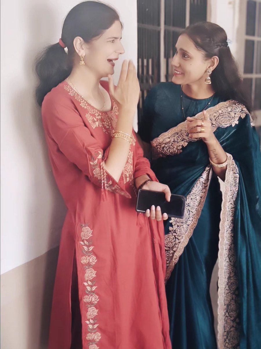 SonikaIndia's tweet photo. With friends 😘💫❤️💐
#friends #mastitime😉☺️😍🔥💯 #SonikaChauhan https://t.co/lS7CfSvSaf