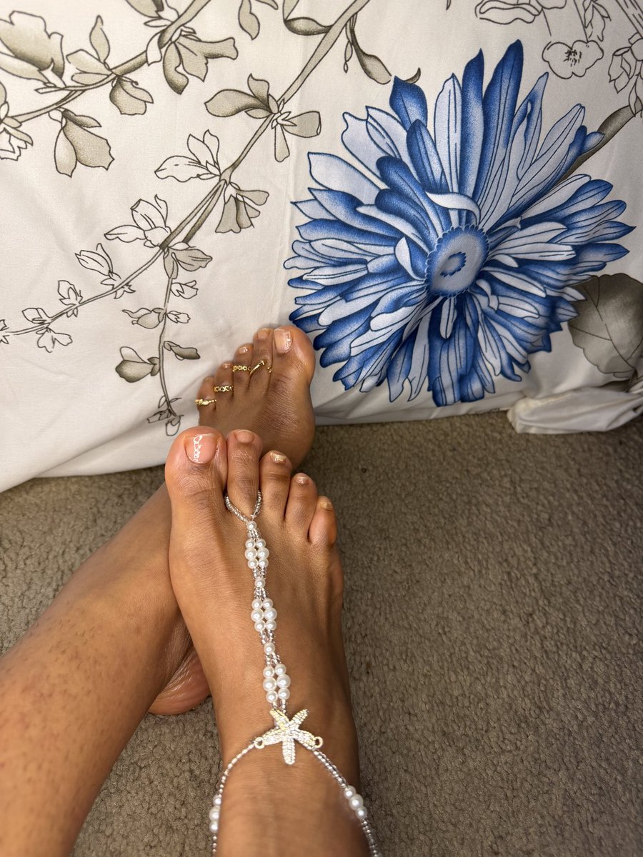 RegalMuseQ's tweet photo. I need help deciding…..which foot is your fave!! #footjewelry #footaccessories #feet #toequeen #footlover https://t.co/w0UMxCKFwz