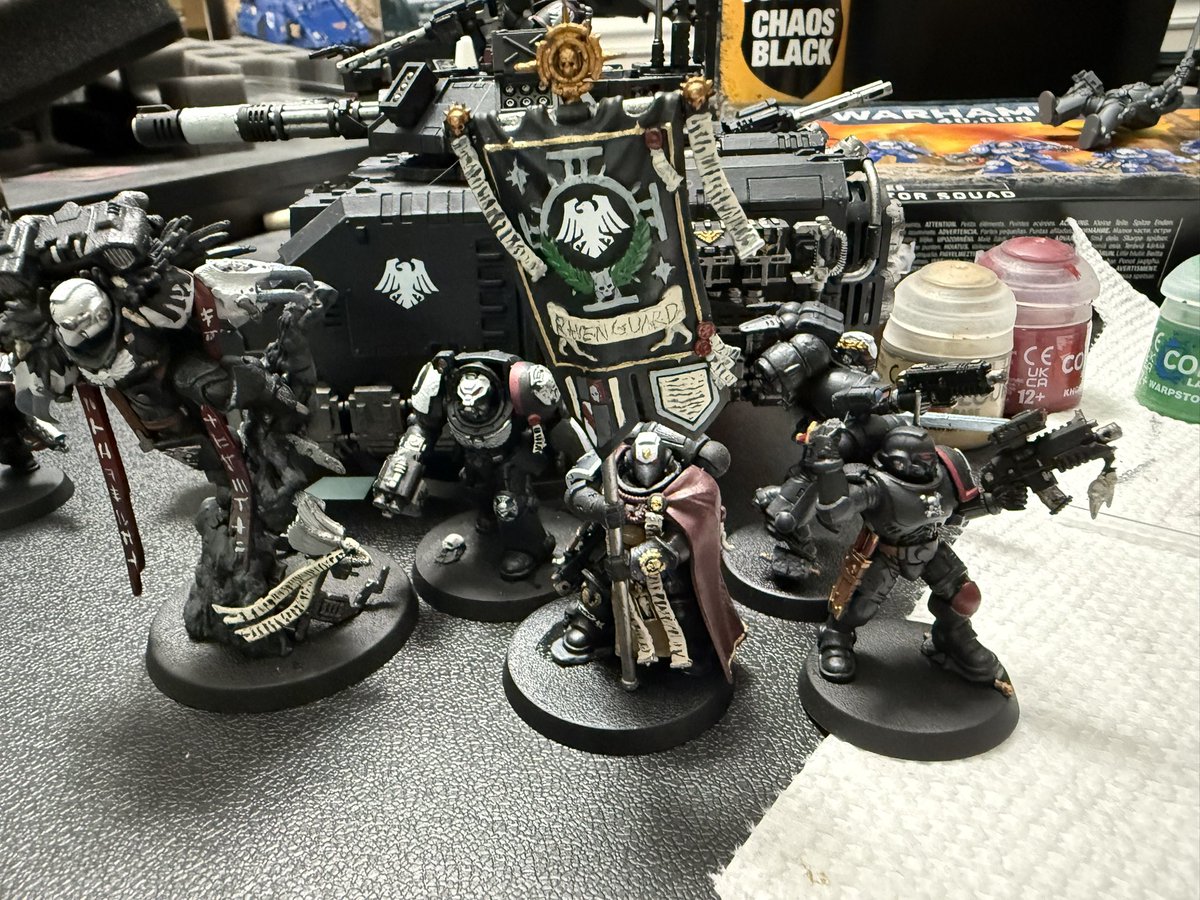 AvianAnimator's tweet photo. I FINALLY sat down to finish this flag bearer. #warhammer #warhammer40k #40k #Ravenguard https://t.co/YCUyX7XmnH