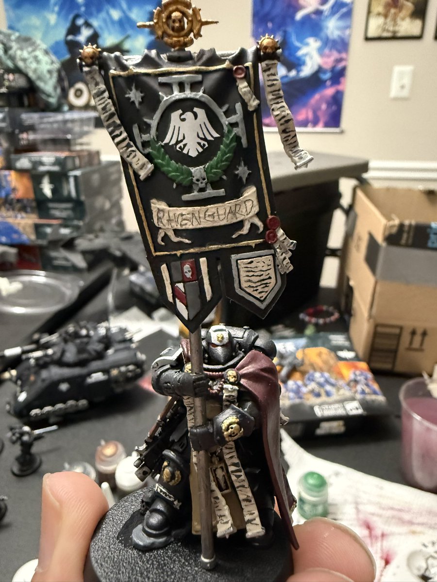 AvianAnimator's tweet photo. I FINALLY sat down to finish this flag bearer. #warhammer #warhammer40k #40k #Ravenguard https://t.co/YCUyX7XmnH