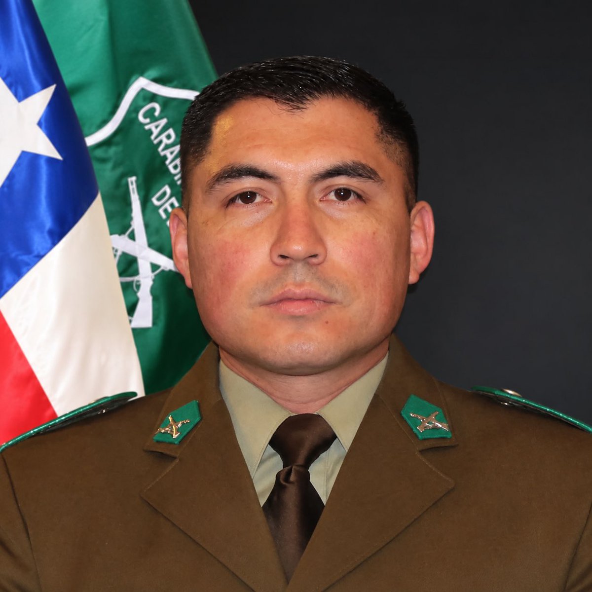 Carabdechile's tweet photo. Con profundo pesar, lamentamos informar el sensible fallecimiento del Sargento 2º Jaime Ariel Urrea Burgos (Q.E.P.D.), de dotación del Retén Canteras, dependiente de la 1ª Comisaría de Los Ángeles, quien fue atacado con un arma de fuego mientras adoptaba un procedimiento policial por un hecho de violencia intrafamiliar.

Carabineros de Chile condena enérgicamente este nuevo acto de violencia y expresa sus más sentidas condolencias a su familia, seres queridos y camaradas de servicio, ante la partida de nuestro nuevo mártir institucional.

Asimismo, reafirma su compromiso inquebrantable de acompañar, apoyar y respaldar integralmente a su familia en este doloroso momento.
#OrdenyPatria