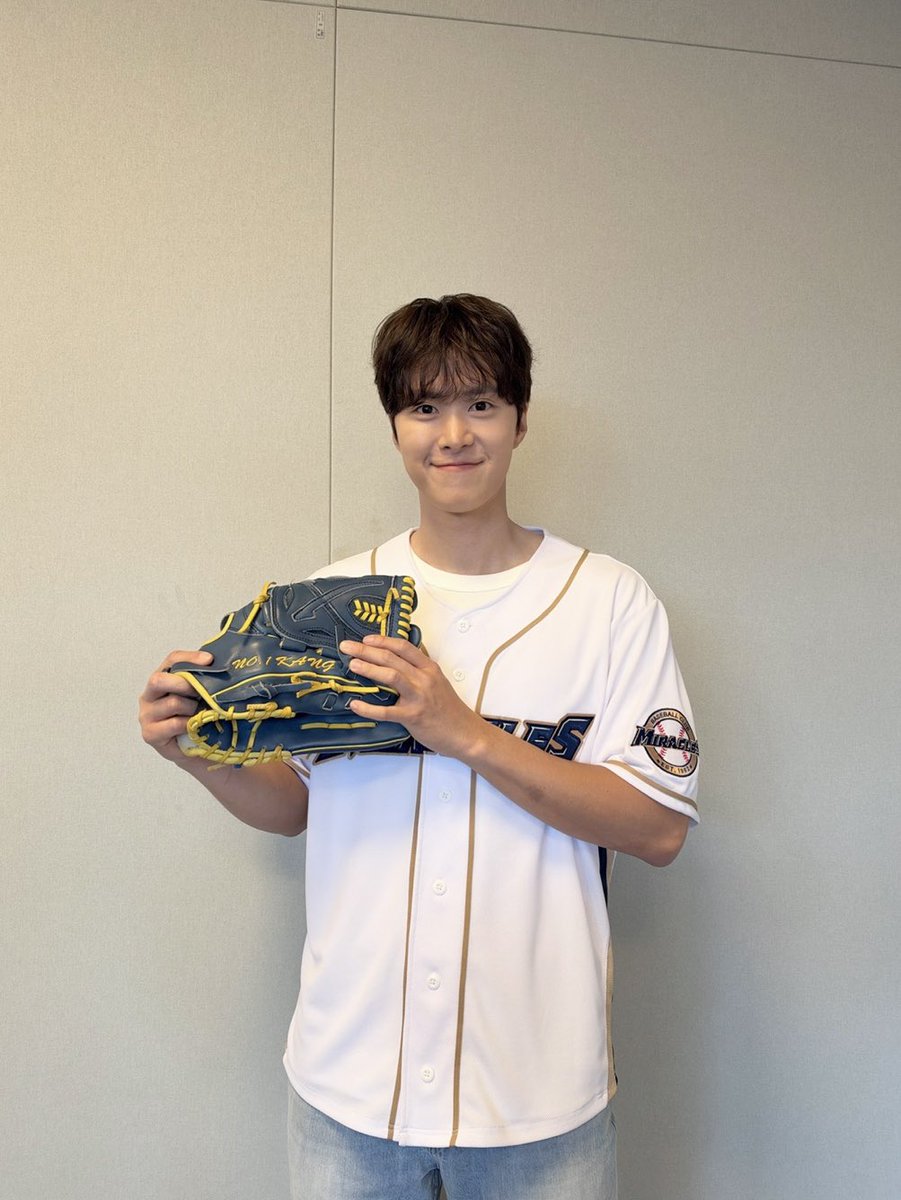 SARAM_ENT's tweet photo. 📸[#공명]
NC 다이노스 시구 완료⚾️

계속 강해환 검색하게 되네 감겼나 봐(팬된 거❌)
시구하는 거 멋있어 도전하고 그러는 것도 멋있고 (이성적 의미❌)

#공명 #Gongmyoung #사람엔터테인먼트 #NC다이노스 https://t.co/zTaZFt4Xln