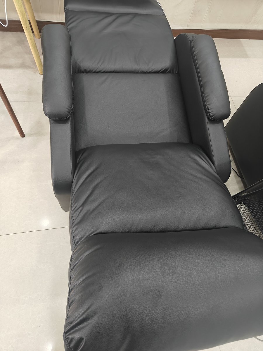 Licc9589's tweet photo. Today, my shop was very busy, so I came to help out. In my spare time, I took a picture of one of the chairs in the shop. This chair can automatically extend so you can lie down. Do you think my chair is comfortable?😂💺💺💺
@themutualfun @Kingpickle @what3verman https://t.co/hN4w3OZdmL