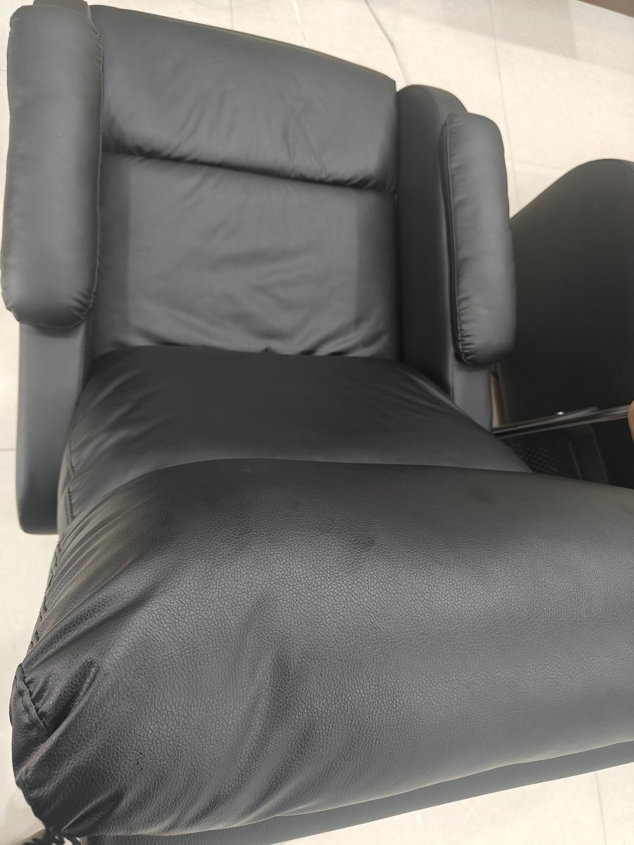 Licc9589's tweet photo. Today, my shop was very busy, so I came to help out. In my spare time, I took a picture of one of the chairs in the shop. This chair can automatically extend so you can lie down. Do you think my chair is comfortable?😂💺💺💺
@themutualfun @Kingpickle @what3verman https://t.co/hN4w3OZdmL