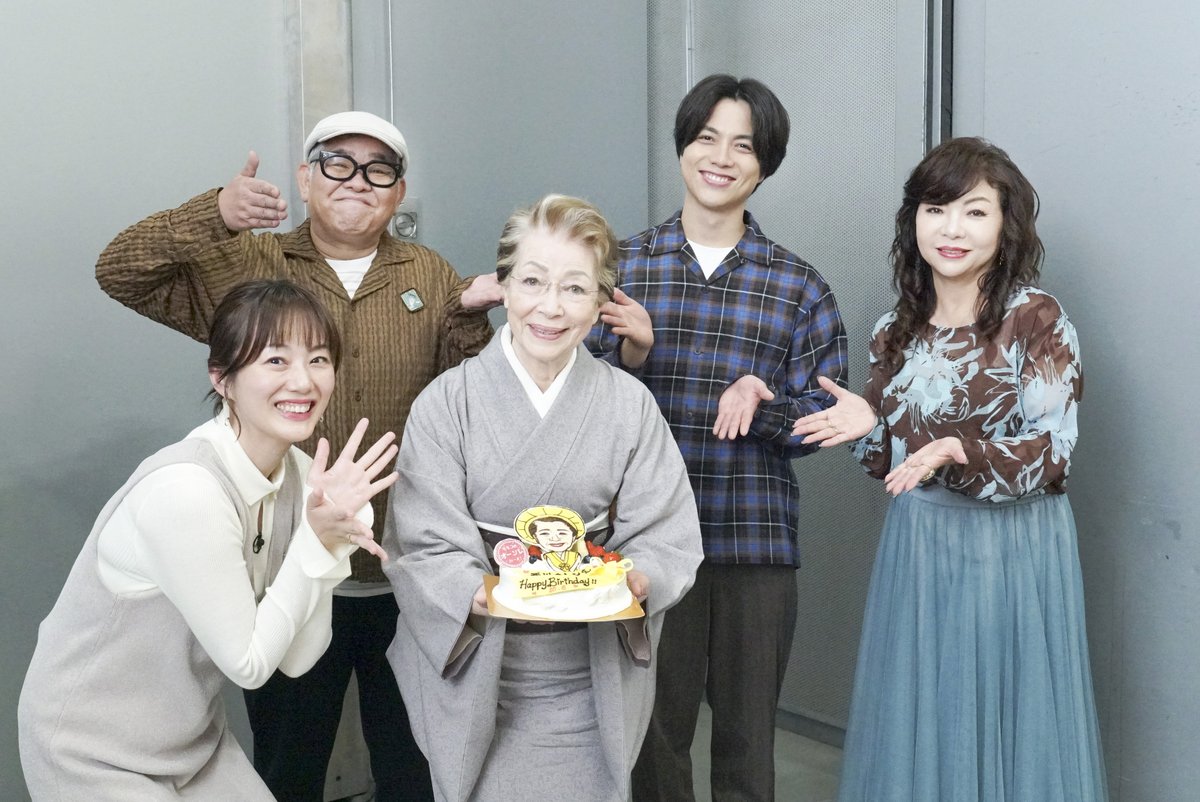 kantele's tweet photo. 毎週土曜お昼１時59分は
『モモコのOH！ソレ！み～よ！』🍑    

／ 
 本日10月6日は 西川ヘレンさんのお誕生日です🎉
＼  

おめでとうございます😊✨
先日の収録で、 オーソレメンバーでお祝いしました💐

そして、前回のお誕生日投稿の際に、「どんなケーキか気になる！」と皆様からたくさんお声をいただいていたので、今回は特製ケーキのお写真も公開しちゃいます🎂とっても可愛いですよね😍

これからも #オーソレ をよろしくお願いします🥰🙌